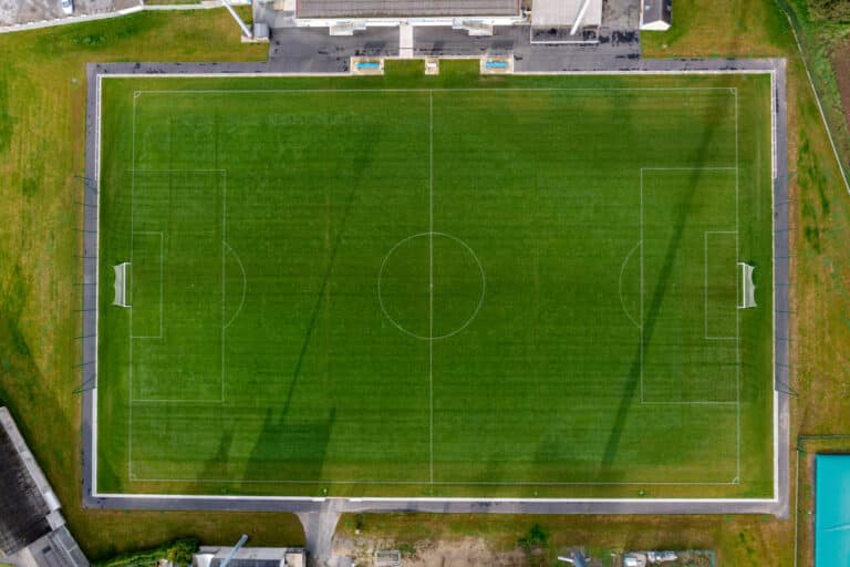 stade de foot CLEDER-5